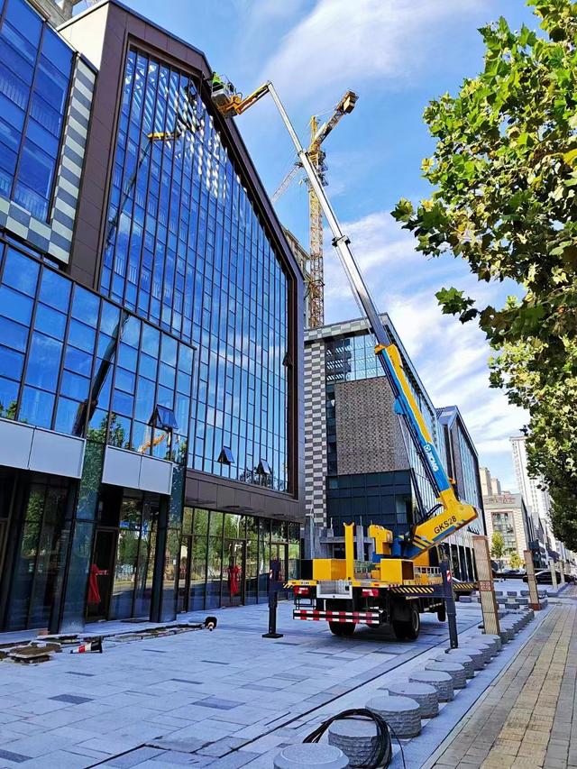 曲臂式升降機 廣告安裝、路燈維修與外墻涂料的完美搭檔